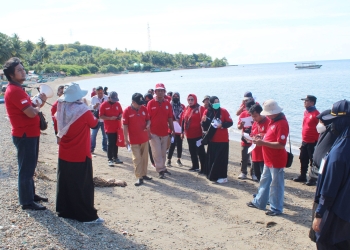 Peserta sekolah lapang gempa bumi melaksanakan prakter susur jalur evakuasi bencana tsunami dari bibir pantai di Desa Molotabu, Kecamatan Kabila Bone, Kabupaten Bone Bolango, Selasa (13/12/2022) (muhajir/gopos)
