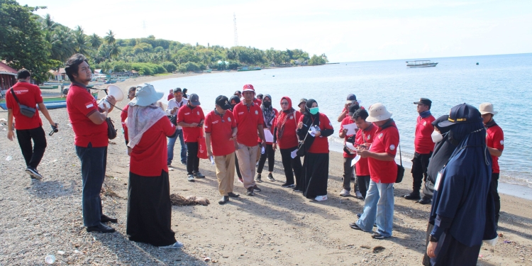 Peserta sekolah lapang gempa bumi melaksanakan prakter susur jalur evakuasi bencana tsunami dari bibir pantai di Desa Molotabu, Kecamatan Kabila Bone, Kabupaten Bone Bolango, Selasa (13/12/2022) (muhajir/gopos)