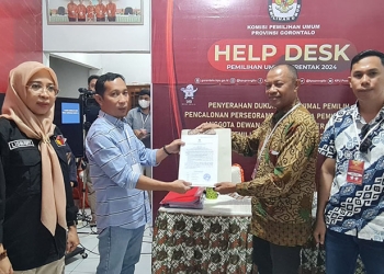 Tim Penghubung Bacalon DPD Fadel Muhammad, menyerahkan dukungan masyarakat untuk pencalonan DPD ke KPU Provinsi Gorontalo, Ahad (25/12/2022).
