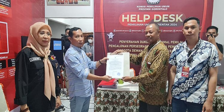 Tim Penghubung Bacalon DPD Fadel Muhammad, menyerahkan dukungan masyarakat untuk pencalonan DPD ke KPU Provinsi Gorontalo, Ahad (25/12/2022).