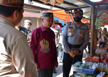 Bupati Pohuwato, Saipul Mbuinga, bersama Kapolres Pohuwato, AKBP Joko Sulisyanto, dan Forkopimda Pohuwato melakukan sidak ke pasar tradisional, Kamis (22/12/2022)