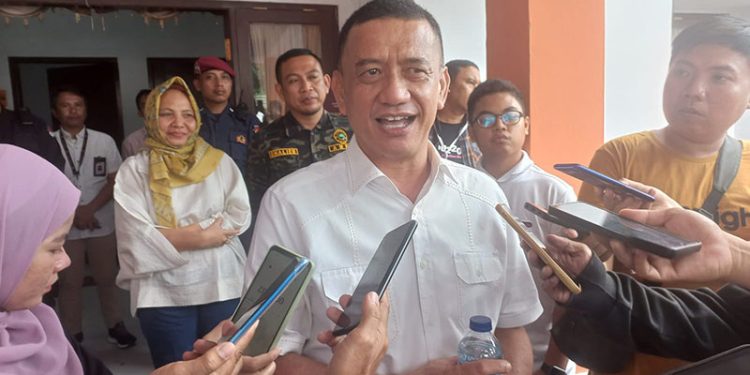 Syarif Mbuinga memberi keterangan kepada wartawan usai berkonsultasi ke KPU Provinsi Gorontalo, Ahad (25/12/2022). (hasan/gopos)