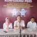 Syarif Mbuinga (tengah) memberikan penjelasan kepada wartawan usai menyerahkan dukungan pencalonan DPD ke KPU Provinsi Gorontalo, Senin (27/12/2022)