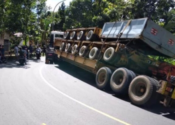 Kondisi truk tronton yang terperosok di tanjakan Pontolo, Desa Pontolo, Kecamatan Kwandang, Gorontalo Utara, Jumat (16/12/2022). (istimewa)