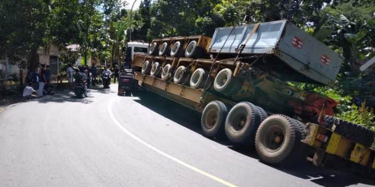 Kondisi truk tronton yang terperosok di tanjakan Pontolo, Desa Pontolo, Kecamatan Kwandang, Gorontalo Utara, Jumat (16/12/2022). (istimewa)