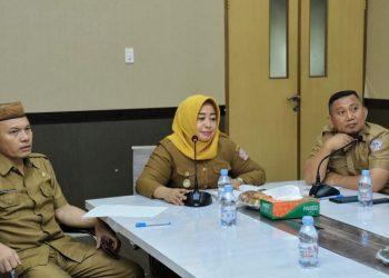 Wakil Bupati Pohuwato, Suharsi Igirisa, Didampingi Asisten II Bidang Ekonomi Pembangunan, Fikri Adam, Kadis Kominfo-St, Kadir Amran, dan Plt Kadis PUPR Risdiyanto Mokodompit, Menjadi Narasumber Program Acara Pro Aspirasi terkait tindak lanjut dari dana PEN, di Room Meeting Kantor Bupati Pohuwato, Selasa 06/12/2022 (Istimewa)