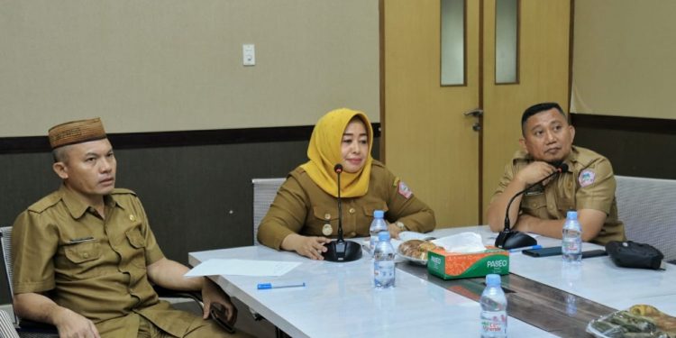 Wakil Bupati Pohuwato, Suharsi Igirisa, Didampingi Asisten II Bidang Ekonomi Pembangunan, Fikri Adam, Kadis Kominfo-St, Kadir Amran, dan Plt Kadis PUPR Risdiyanto Mokodompit, Menjadi Narasumber Program Acara Pro Aspirasi terkait tindak lanjut dari dana PEN, di Room Meeting Kantor Bupati Pohuwato, Selasa 06/12/2022 (Istimewa)