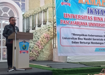Wali Kota Gorontalo, Marten Taha, memberi sambutan pada Ramah Tamah Ikatan Alumni UBM dan PPs Unbita Gorontalo.