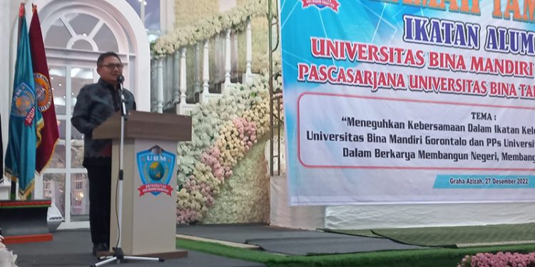 Wali Kota Gorontalo, Marten Taha, memberi sambutan pada Ramah Tamah Ikatan Alumni UBM dan PPs Unbita Gorontalo.