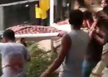 Sejumlah warga mengevakuasi jenazah SL yang meninggal dunia di lokasi tambang emas.
