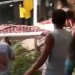 Sejumlah warga mengevakuasi jenazah SL yang meninggal dunia di lokasi tambang emas.