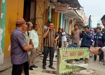 Reses Aleg DPRD Kota Gorontalo, Dapil I kecamatan Kota Selatan, Hulonthalangi, saat berkunjung ke lokasi pekerjaan proyek revitalisasi kawasan pertokoan, kota tua, Kota Gorontalo. Sari/gopos