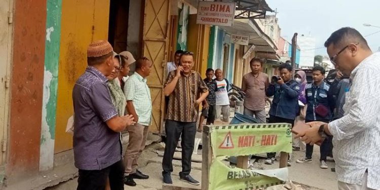 Reses Aleg DPRD Kota Gorontalo, Dapil I kecamatan Kota Selatan, Hulonthalangi, saat berkunjung ke lokasi pekerjaan proyek revitalisasi kawasan pertokoan, kota tua, Kota Gorontalo. Sari/gopos