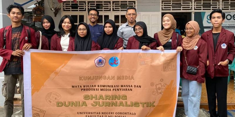 Mahasiswa Ilmu Komunikasi UNG berpose dengan manajemen gopos.id usai sharing session dunia jurnalistik di rumah kreatif gopos.id, Jumat (2/12/2022) (Dok. mahasiswa/ilkom)