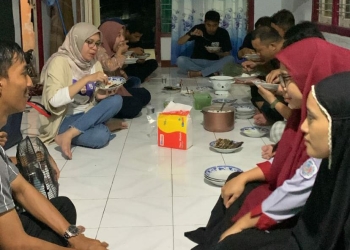 Bareng Mahasiswa KKN MBKM Desa Tihu, Riny Chyntia Dewi saat menyempatkan waktu untuk makan lesehan bersama para mahasiswa di Posko KKN MBKM Desa Tihu dengan penuh keakraban, Jumat (2/12/2022)