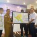 Kepala Stasiun Geofisika Manado, Tony Agus Wijaya memberikan peta hasil kajian mengenai wilayah kerentanan gempa di Kota Gorontalo yang diterima oleh Sekda Kota Gorontalo, Ismail Majid, Senin (5/12/2022) (muhajir/gopos)