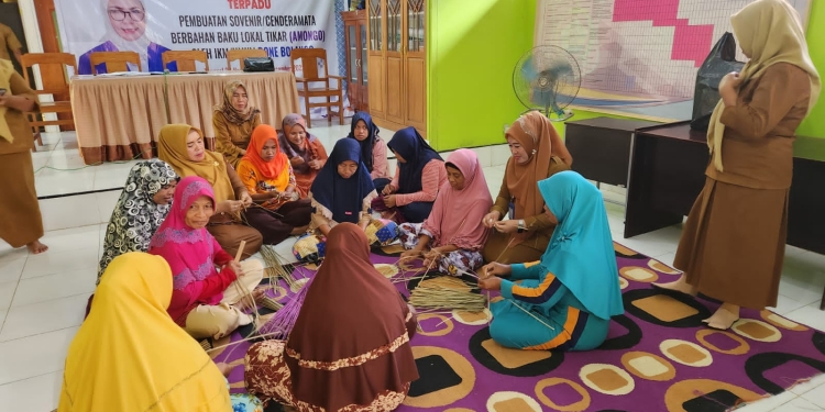 Bergerak Bareng IWAPI, IWAPI Bone Bolango saat melatih kaum ibu di Desa Lonuo membuat souvenir berbahan utama Tikar Amongo