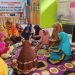 Bergerak Bareng IWAPI, IWAPI Bone Bolango saat melatih kaum ibu di Desa Lonuo membuat souvenir berbahan utama Tikar Amongo