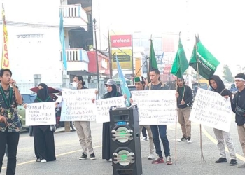 Aksi demonstrasi penolakan pengesahan RKUHP bermasalah oleh HMI di Bundaran Saronde, Selasa (6/12/2022)