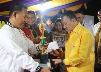 Pneyerahan hadiah oleh Ketua DPRD Provinsi Gorontalo kepada pemenang lomba Porseni yang dilaksanakan oleh DPRD Provinsi Gorontalo, Ahad (11/22/2022) (istimewa)