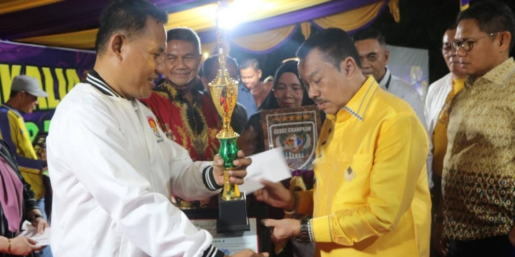 Pneyerahan hadiah oleh Ketua DPRD Provinsi Gorontalo kepada pemenang lomba Porseni yang dilaksanakan oleh DPRD Provinsi Gorontalo, Ahad (11/22/2022) (istimewa)