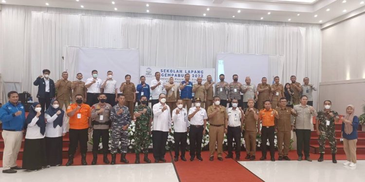 Peserta sekolah lapang gempa bumi yang diselenggarakan oleh BMKG Stasiun  Geofisika Gorontalo berpose bersama di sela kegiatan, Senin (12/12/2022) (istimewa)