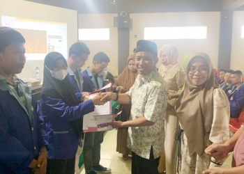Anggota DPR RI, Elnino M Husain Mohi menyerahkan buku tabungan KIP Kuliah kepada mahasiswa UNBITA Gorontalo, Kamis (15/12/2022) (muhajir/gopos)