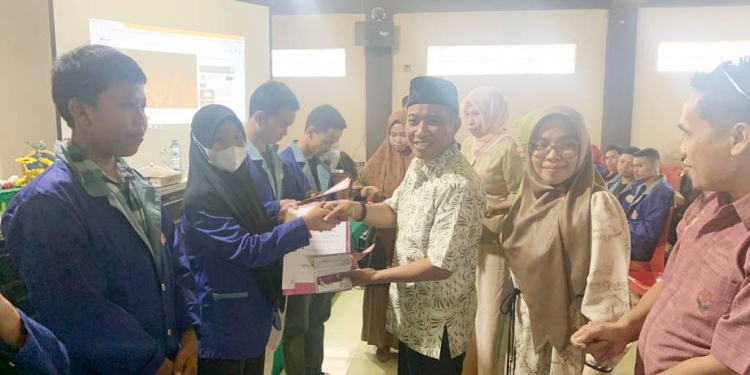 Anggota DPR RI, Elnino M Husain Mohi menyerahkan buku tabungan KIP Kuliah kepada mahasiswa UNBITA Gorontalo, Kamis (15/12/2022) (muhajir/gopos)