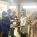Anggota DPR RI, Elnino M Husain Mohi menyerahkan buku tabungan KIP Kuliah kepada mahasiswa UNBITA Gorontalo, Kamis (15/12/2022) (muhajir/gopos)