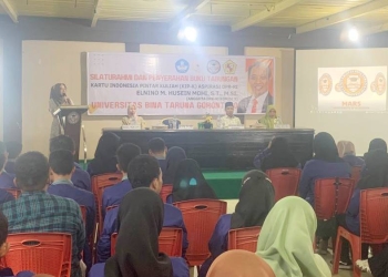 Rektor UNBITA Gorontalo, Dr. Ellys Racman memberikan sambutan pada siilaturahmi dan penyerahan buku tabungan beasiswa KIP-K oleh Anggota DPR RI, Elnino M Husain Mohi, Kamis  (15/12/2022)