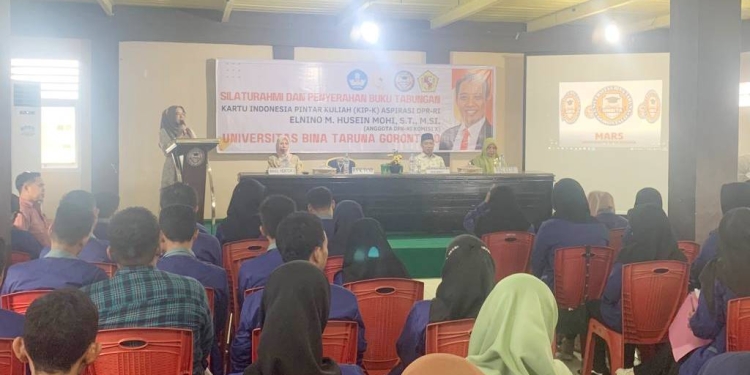 Rektor UNBITA Gorontalo, Dr. Ellys Racman memberikan sambutan pada siilaturahmi dan penyerahan buku tabungan beasiswa KIP-K oleh Anggota DPR RI, Elnino M Husain Mohi, Kamis  (15/12/2022)