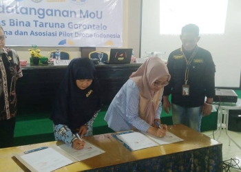 Rektor UNBITA Gorontalo, Dr. Ellys Racman dan Dekan Fakultas Teknik dan Sains, Nini A. Kiay Demak, ST., M.Si. menandatangani kerja sama UNBITA Gorontalo dan Ikatan Ahli Perencanaan Provinsi Gorontalo, Jumat (16/12/2022) (muhajir/gopos)