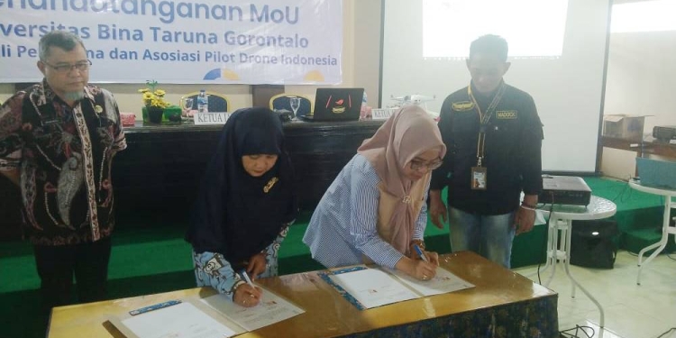 Rektor UNBITA Gorontalo, Dr. Ellys Racman dan Dekan Fakultas Teknik dan Sains, Nini A. Kiay Demak, ST., M.Si. menandatangani kerja sama UNBITA Gorontalo dan Ikatan Ahli Perencanaan Provinsi Gorontalo, Jumat (16/12/2022) (muhajir/gopos)