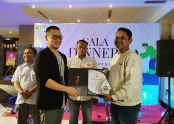 Wartawan Gopos.Id saat menerima plakat dan piagam penghargaan best media partner dari BPJS Ketenagakerjaan Cabang Gorontalo pada kegiatan Gala Dinner Media Partner di Hotel Aston Gorontalo, Jumat (16/12/2022). (Foto Istimewa)