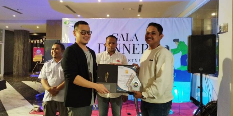 Wartawan Gopos.Id saat menerima plakat dan piagam penghargaan best media partner dari BPJS Ketenagakerjaan Cabang Gorontalo pada kegiatan Gala Dinner Media Partner di Hotel Aston Gorontalo, Jumat (16/12/2022). (Foto Istimewa)