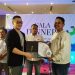 Wartawan Gopos.Id saat menerima plakat dan piagam penghargaan best media partner dari BPJS Ketenagakerjaan Cabang Gorontalo pada kegiatan Gala Dinner Media Partner di Hotel Aston Gorontalo, Jumat (16/12/2022). (Foto Istimewa)