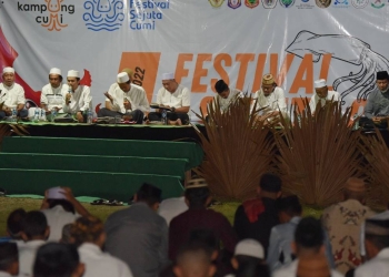 Warga desa Langgula bersama Majelis Muhyin Nuufus Gorontalo bersalawat pada Kamis, (15/12/2022) di Lapangan Desa Langgula, Kecamatan Batudaa Pantai.