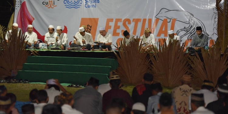 Warga desa Langgula bersama Majelis Muhyin Nuufus Gorontalo bersalawat pada Kamis, (15/12/2022) di Lapangan Desa Langgula, Kecamatan Batudaa Pantai.