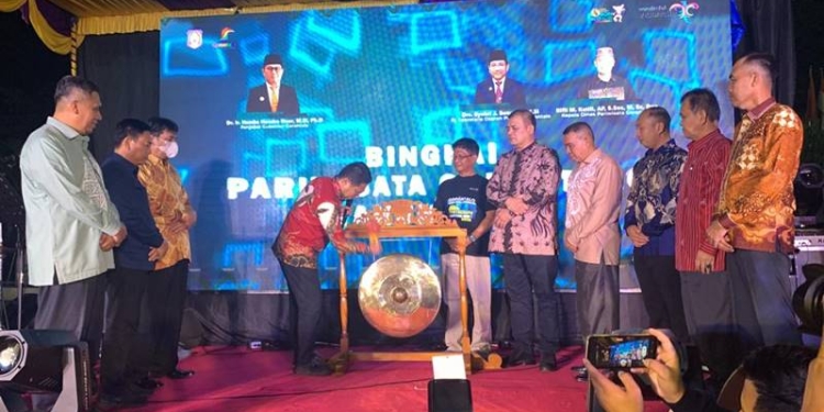 Pembukaan Underwater Photography Competition seri-1 tahun 2022 yang dirangkaikan dengan acara Bingkai Pariwisata oleh Dinas Parisiwisata Provinsi Gorontalo bertempat di Halaman Rujab Gubernur, Kota Gorontalo, minggu malam (18/12/2022). (muhajir/gopos)