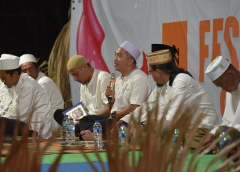 Warga desa Langgula bersama Majelis Muhyin Nuufus Gorontalo bersalawat pada Kamis, (15/12/2022) di Lapangan Desa Langgula, Kecamatan Batudaa Pantai.