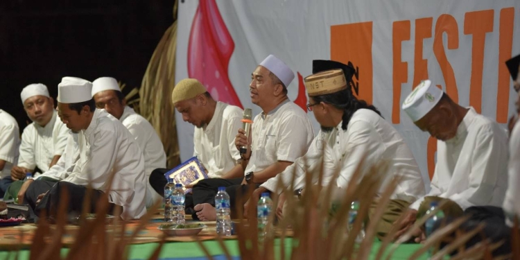 Warga desa Langgula bersama Majelis Muhyin Nuufus Gorontalo bersalawat pada Kamis, (15/12/2022) di Lapangan Desa Langgula, Kecamatan Batudaa Pantai.