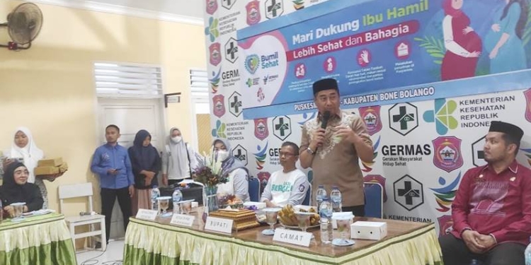 Bupati Bone Bolango, Hamim Pou mencanangkan gerakan ibu hamil sehat di Puskesmas Tapa, Kamis (22/12/2022) (istimewa)
