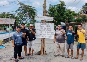 Aksi menanam pisang di tengah jalan Thamrin  oleh masyarakat Desa Bulagidun, Kecamatan Gadung, Kabupaten Buol sebagai aksi protes terhadap pemerintah (istimewa)