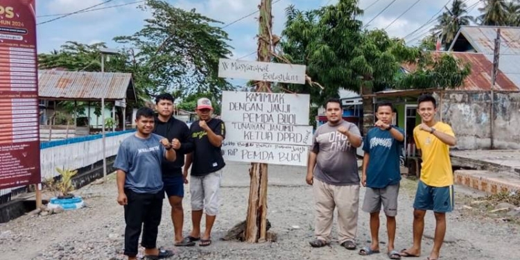Aksi menanam pisang di tengah jalan Thamrin  oleh masyarakat Desa Bulagidun, Kecamatan Gadung, Kabupaten Buol sebagai aksi protes terhadap pemerintah (istimewa)