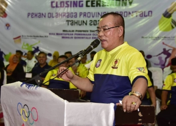 Ketua KONI Provinsi Gorontalo, Fikram Salilama memberikan sambutan pada penutupan Porprov Gorontalo 2022, Jumat (23/12/2022) (istimewa)
