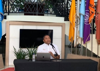 Rektor UNG, Eduart Wolok memberikan keterangan pers mengenai hasil survei tingkat kepuasan masyarakat terhadap kinerja Polda Gorontalo yang dilakukan oleh UNG, Sabtu (24/12/2022) (muhajir/gopos)