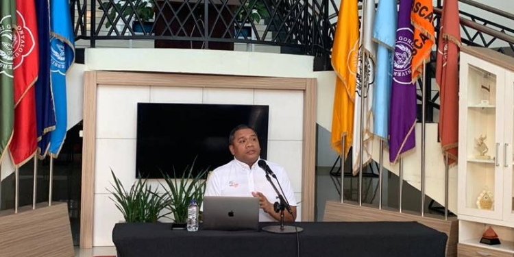 Rektor UNG, Eduart Wolok memberikan keterangan pers mengenai hasil survei tingkat kepuasan masyarakat terhadap kinerja Polda Gorontalo yang dilakukan oleh UNG, Sabtu (24/12/2022) (muhajir/gopos)