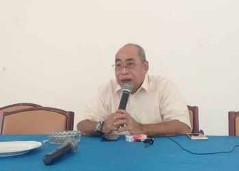Adhan Dambea memberikan keterangan pers, Senin (26/12/2022) (muhajir/gopos)