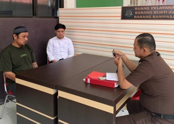 Penyerahan tersangka kasus curanmor ke kejaksaan, Senin (26/12/2022) (isno/gopos)