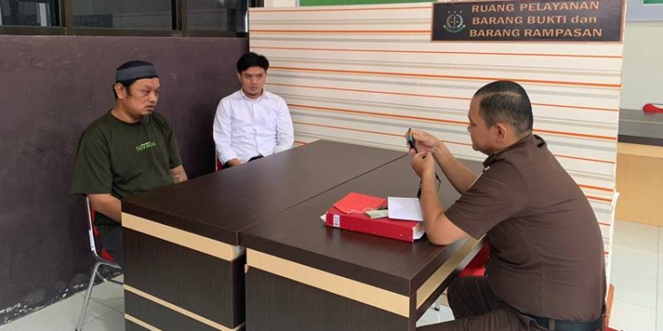 Penyerahan tersangka kasus curanmor ke kejaksaan, Senin (26/12/2022) (isno/gopos)